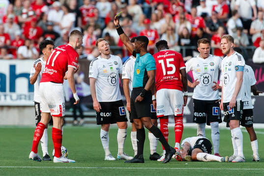 Degerfors Adi Fisic får ett gult kort