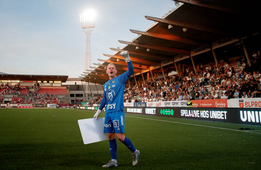 Örebros målvakt Malte Påhlsson jublar