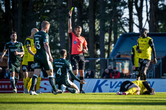 Hammarbys Edvin Kurtulus tilldelas gult kort av Domare