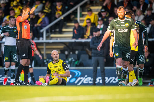 Mjällbys Viktor Gustafson och Hammarbys Mads Fenger Nielsen