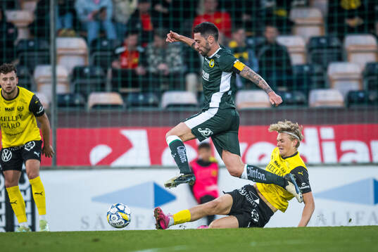Hammarbys Nahir Besara och Mjällbys Isac Johnsson