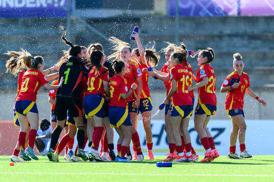 Players of Spain celebrate