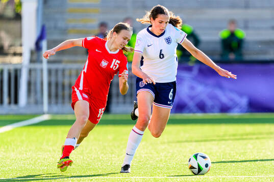 Weronika Arasniewicz of Poland and Cecily Wellesley-Smith of England
