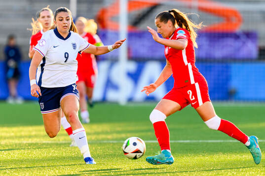 Isabella Fisher of England and Oliwia Lapinska of Poland