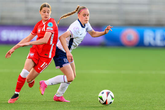 Julia Ostrowska of Poland and Nelly Las of England
