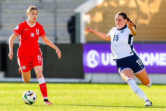 Julia Ostrowska of Poland and Niamh Peacock of England