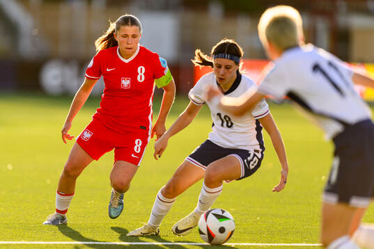 Zuzanna Witek of Poland and Mia Endacott of England