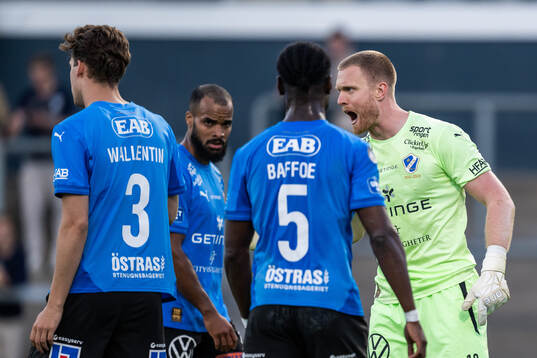 Halmstads målvakt Tim Erlandsson jublar