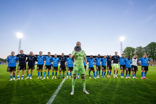 Halmstads målvakt Tim Erlandsson jublar