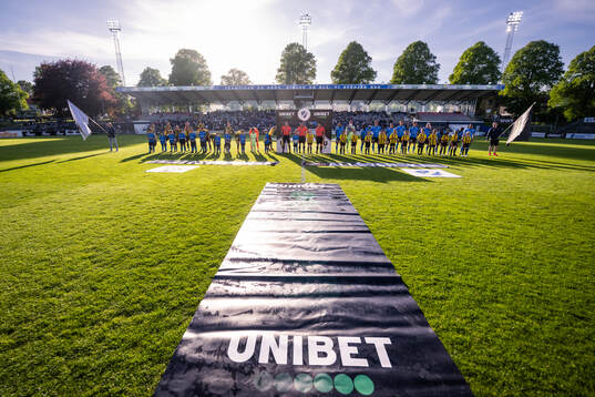 Häckens och Halmstads spelare vid line-up