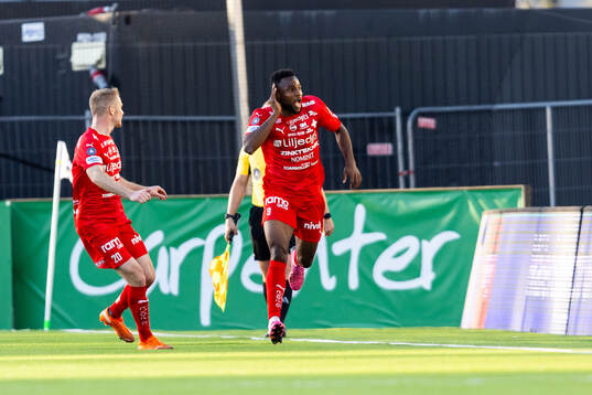 Värnamos Johnbosco Samuel Kalu jublar