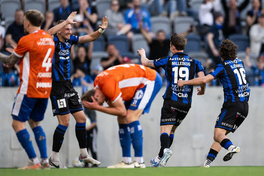 Sirius Noel Milleskog jublar med Jakob Voelkerling Persson