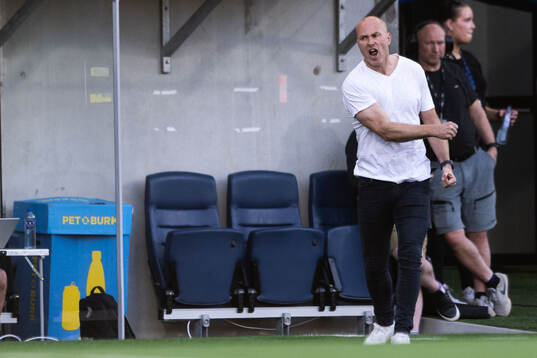 IFK Göteborgs tränare Jens Berthel Askou reagerar