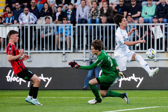 Djurgårdens Gustav Wikheim och Brommapojkarnas målvakt