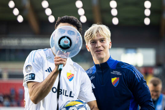 Djurgårdens Deniz Hummet och Lucas Bergvall tackar publiken