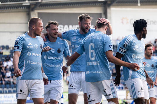 Gefles Lukas Browning Lagerfeldt jublar med lagkamrater