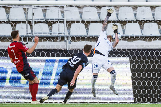 Utsiktens Albin Skoglund gör 1-0 bakom Östers målvakt
