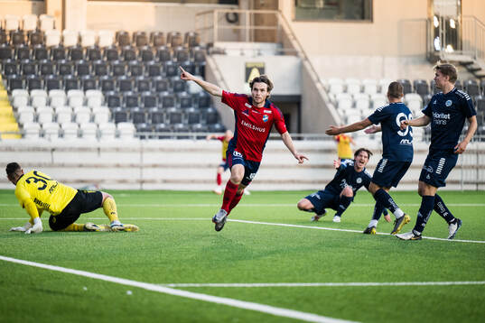 Östers Theodor Johansson jublar efter 1-1