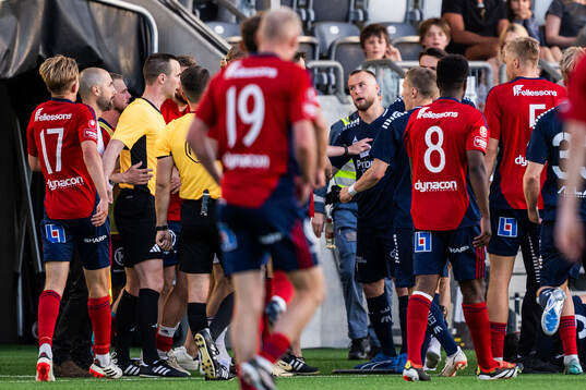 Östers tränare Martin Foyston och domare Jasmin Svraka