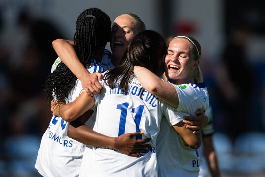 IFK Norrköpings Vesna Milivojevic, Maya Aliyah Antoine, Ebba Handfast jublar efter slutsignalen
