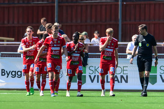 Skövde AIKs spelare jublar efter 1-0