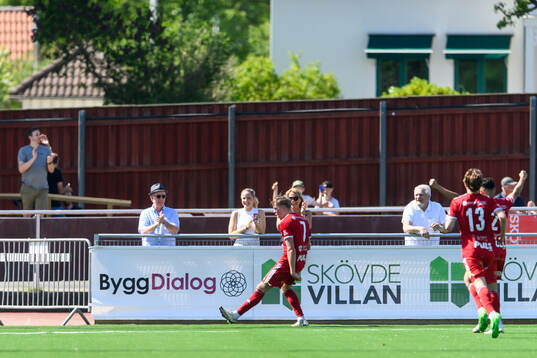 Skövde AIKs Emil Skillermo jublar efter 1-0