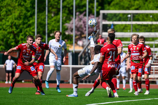 Östersunds Chrisnovic Isemoli N'sa och Skövde AIKs Marcus