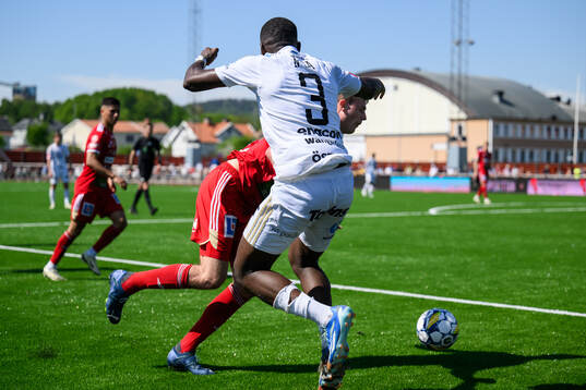 Skövde AIKs Filip Schyberg och Östersunds Chrisnovic