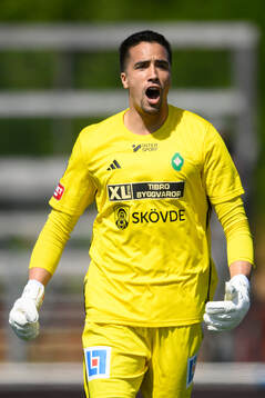 Skövde AIKs målvakt Adrian Zendejas jublar