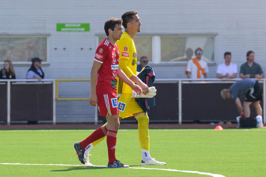 Skövde AIKs Armend Suljev och målvakt Adrian Zendejas jublar
