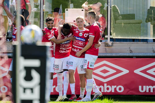 Degerfors Elyas Bouzaiene, Nasiru Moro och Elias Pihlström jublar efter 2-1
