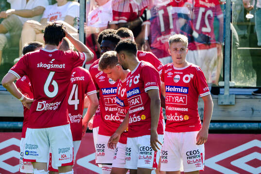 Degerfors Elyas Bouzaiene, Nasiru Moro och Elias Pihlström jublar efter 2-1