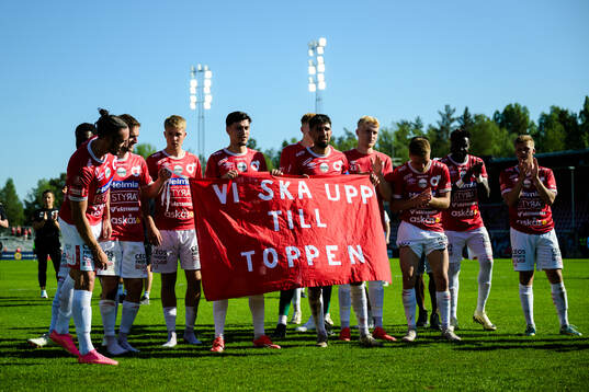 Degerfors spelare jublar med banderoll