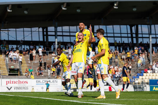Falkenbergs Nils Bertilsson jublar efter 5-0