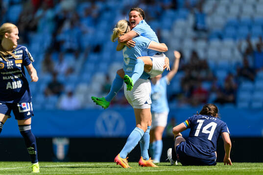 underMalmö FFs Sanna Kullberg och Ema Paljevic jublar