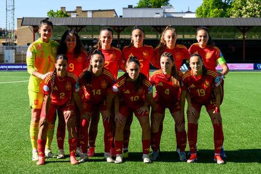The starting eleven of Spain pose for a photo