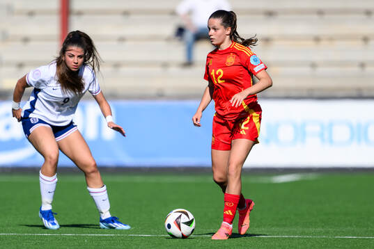 Isabella Fisher of England and Aiara Aguirrezabala of Spain