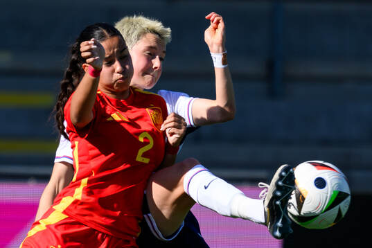 Martina Gonzalez of Spain and Lola Brown of England