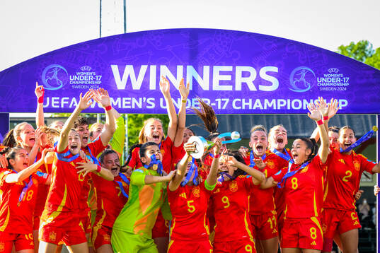 Players of Spain celebrate