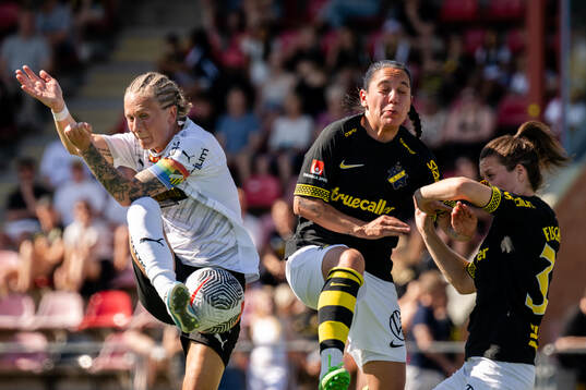 Häckens Filippa Curmark i en kamp mot AIKs Michelle Rojas