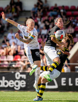 Häckens Filippa Curmark i en kamp mot AIKs Michelle Rojas