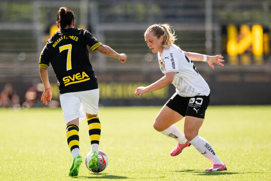 AIKs Michelle Rojas Flores och Häckens Alice Bergström