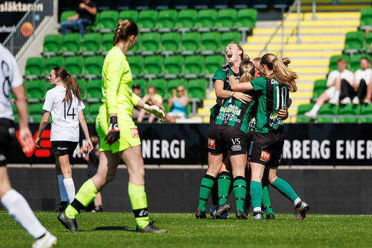 Bla gjennom flere bilder av Fotboll, Div 2 Västra Götaland, Dam, Varberg - Valinge-Derome