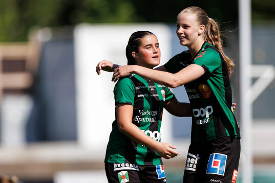 Varbergs Ella Martinez och Mollie Josefsson jublar