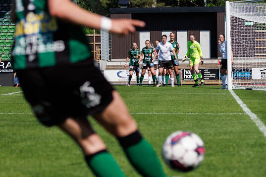 Varbergs Maja Klasson slår en hörna