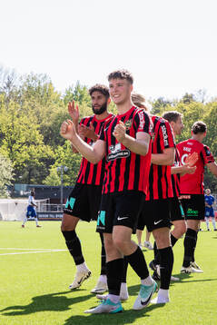Brommapojkarnas Paya Pichkah och Kaare Brøckner Barslund jublar