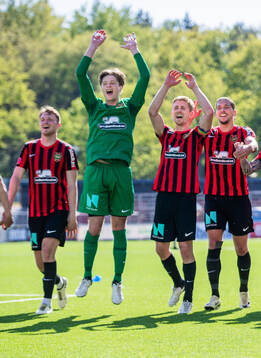 Brommapojkarnas målvakt Filip Sidklev, Ludvig Fritzson och Nikola Vasic jublar