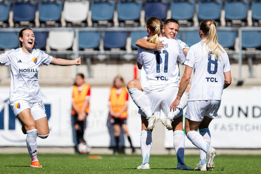 Djurgårdens Therese Åsland och Alexsandra Lobanova jublar efter 0-1