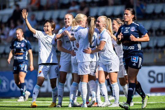 Djurgårdens spelare jublar efter 2-0 av Stinalisa Johansson