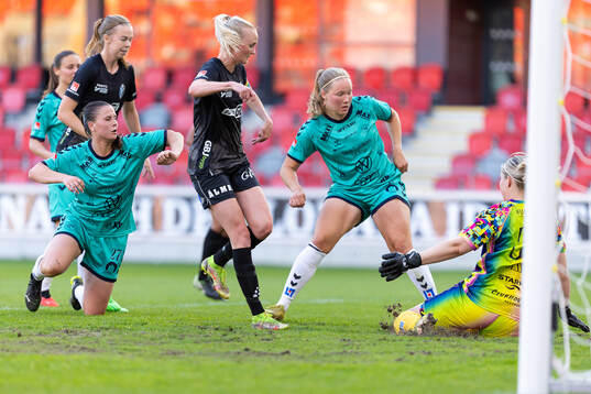 Växjö DFFs Emma Pennsäter oroar framför Kristianstads